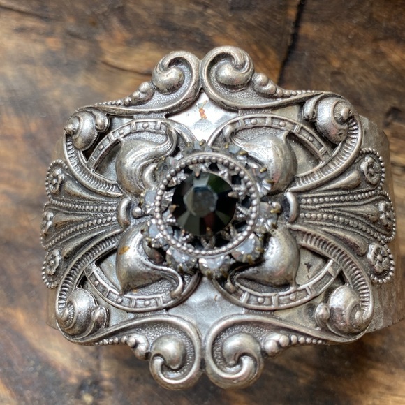 Hammered metal bracelet cuff - Picture 6 of 9